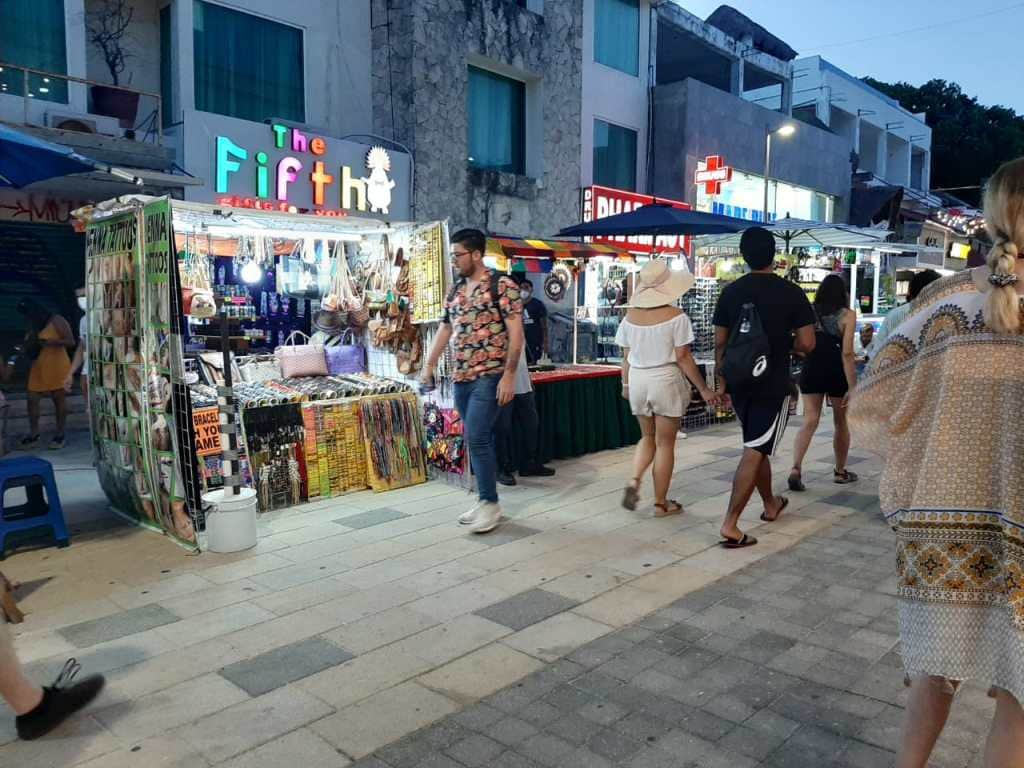 Continúan operativos contra el ambulantaje en la Quinta Avenida de Playa del Carmen