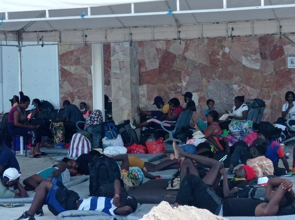 Arribo masivo de haitianos a Quintana Roo rebasa albergues locales