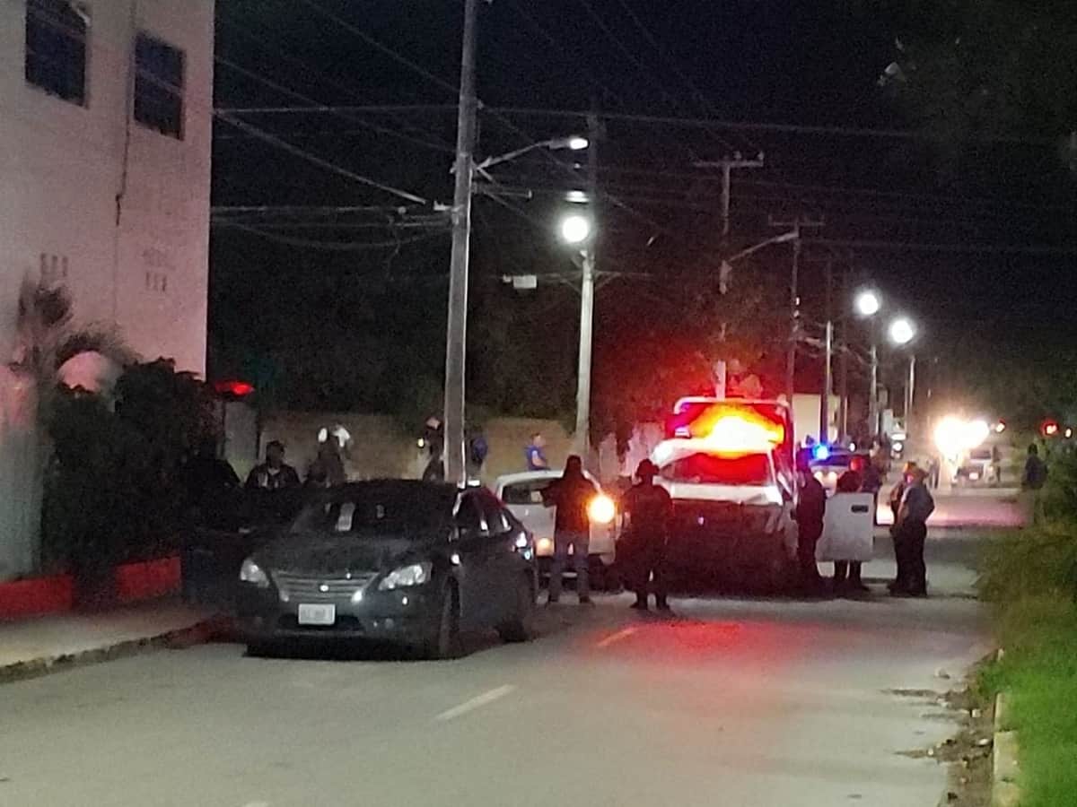 Policías chocan contra automóvil de sicarios, luego de persecución en Cancún