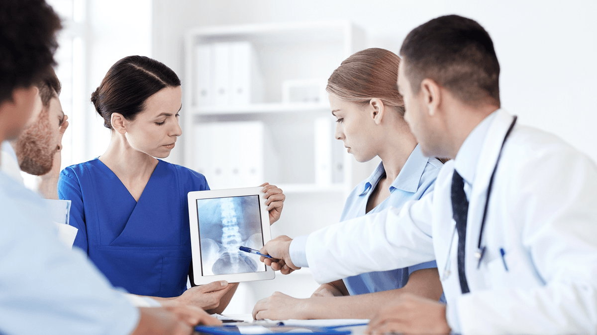 Por COVID-19 incrementa costo y demanda de médicos particulares