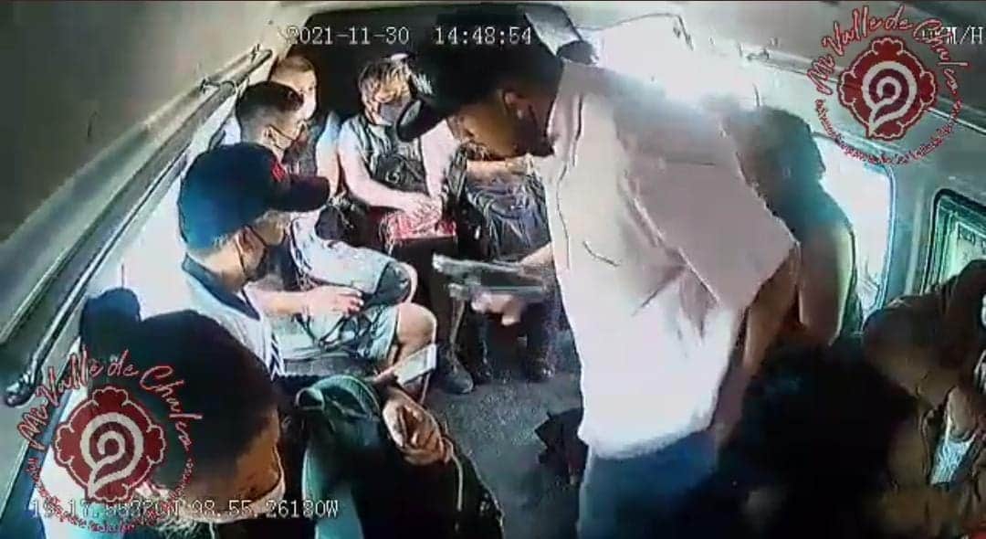 Video: Asalto en combi en Edomex; amenazan a pasajeros con dispararles