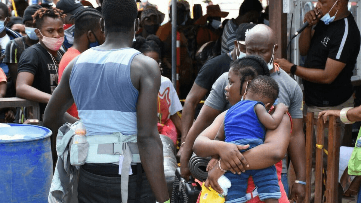 Pernoctan decenas de refugiados afuera de las oficinas del INM de Chetumal