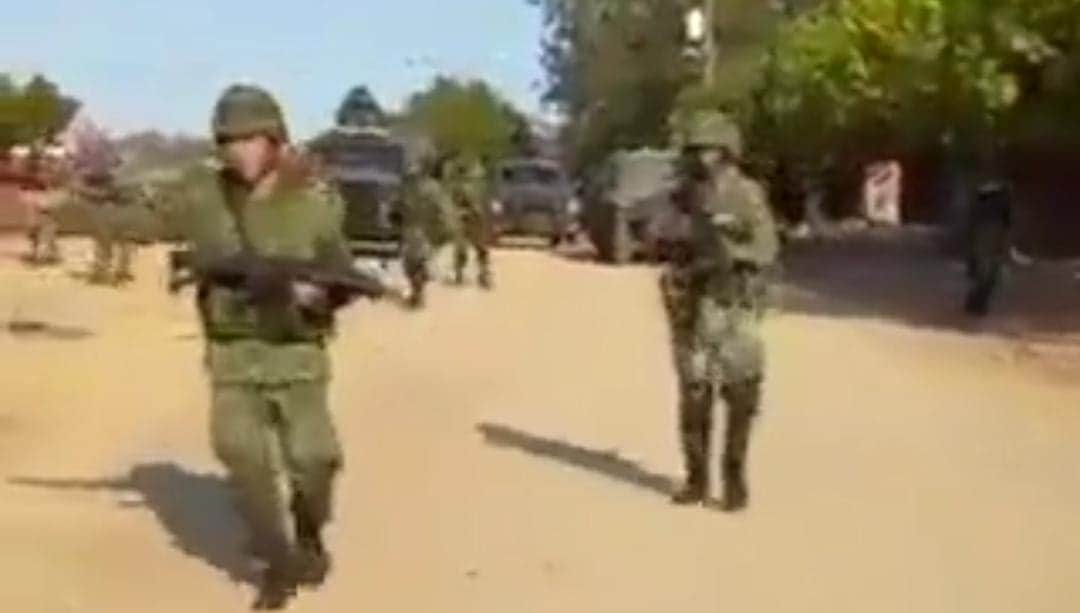 Video: Con piedras y palos buscan que Ejército no ingrese en Aguililla, Michoacán; militares disparan