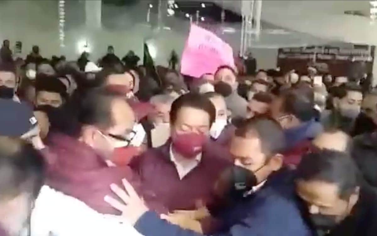 VIDEOS: Gritan '¡corrupto!' a Mario Delgado y le avientan huevos