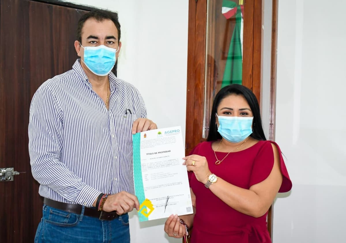 Entrega la AGEPRO a Blanca Merari Tziu títulos de propiedad de tres predios a favor del Ayuntamiento de Puerto Morelos