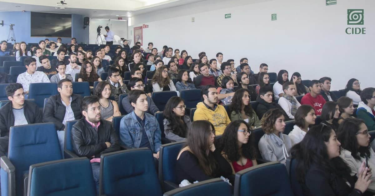 Directora de CONACYT usa foto 'fake' para simular reunión con estudiantes