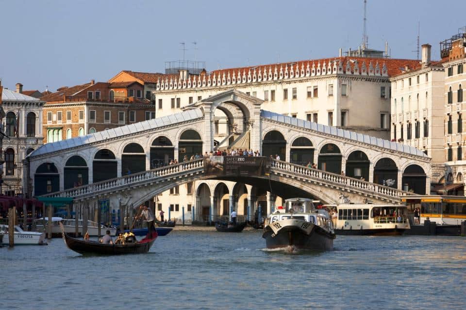 Multan y expulsan de Venecia a una turista por nadar en toples cerca de un monumento histórico