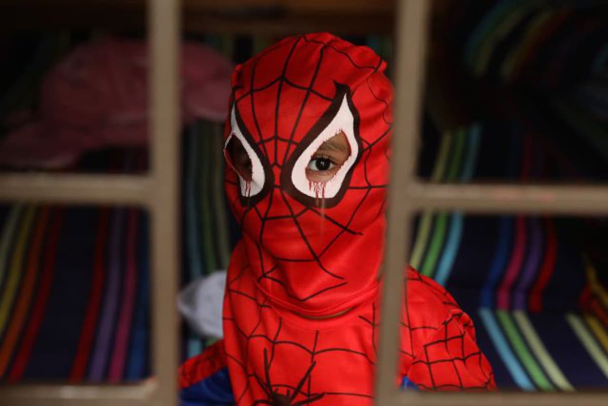 Niño se disfraza de Spider-Man para proteger a su madre de su papá