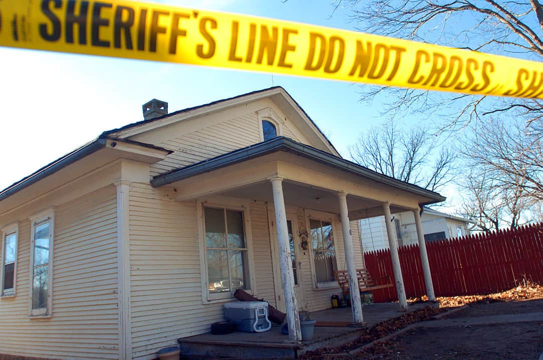 Mujer vive 2 años con el cadáver de su madre y muere junto a ella