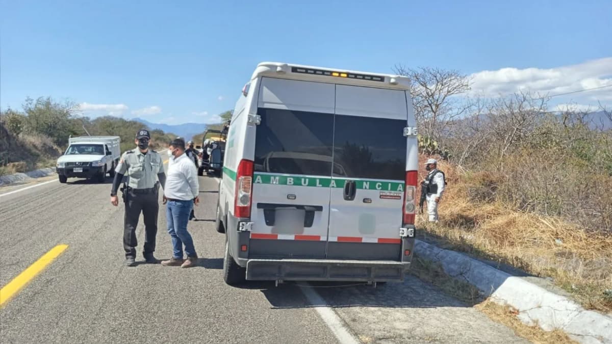 Encuentran a 28 nicaragüenses hacinados en una ambulancia pirata en Oaxaca