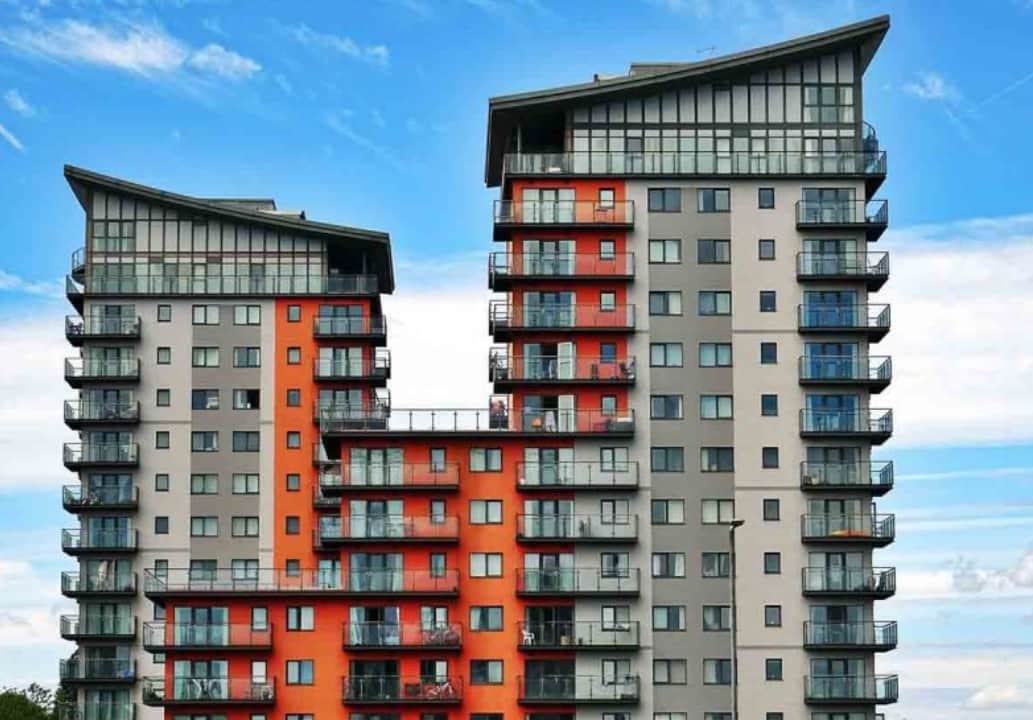 Por Ómicron, Hong Kong aisla a casi 3 mil personas en un bloque de viviendas