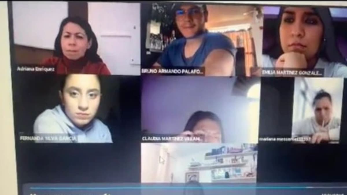 VIDEO: Se le enciende el micrófono durante clase en línea y cuenta su primer beso