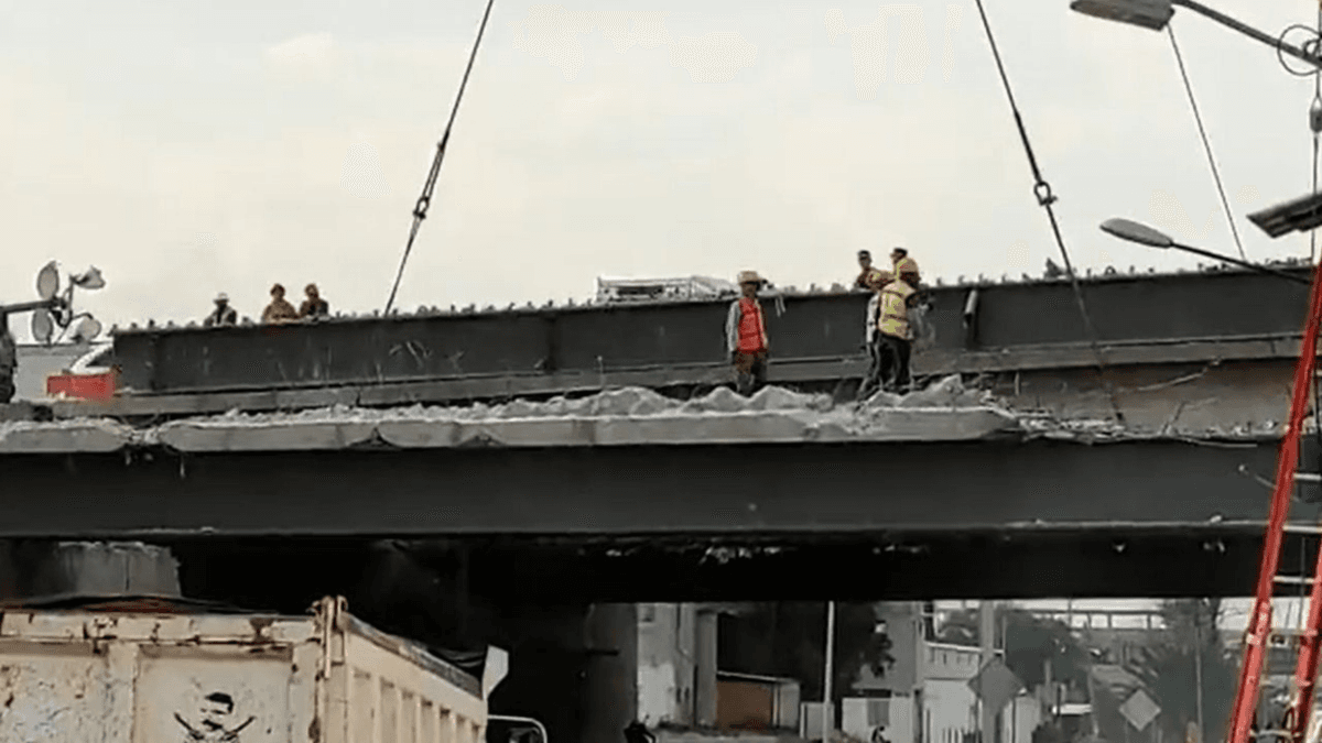 VIDEO: Cae parte de la estructura de un puente en la autopista México-Pachuca