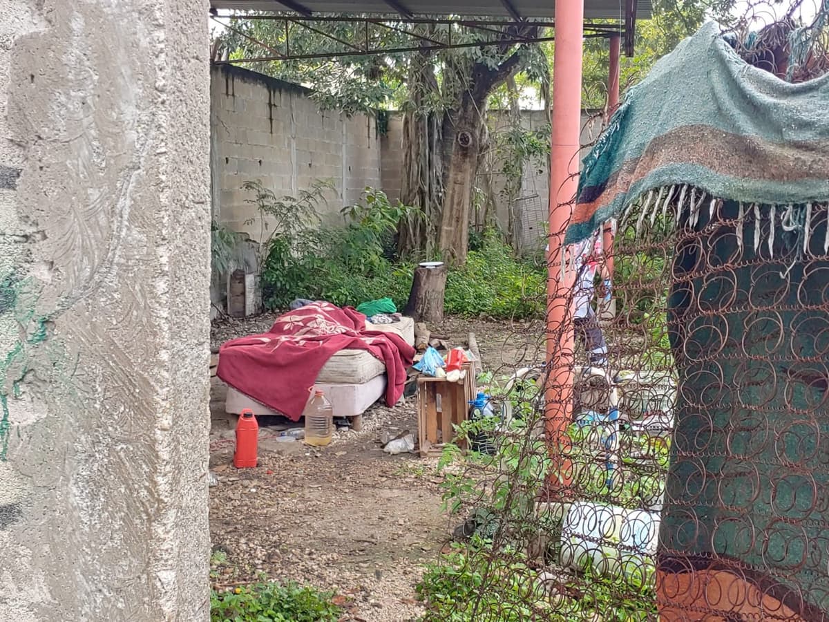 Hallan el cuerpo sin vida de un hombre, en un lote baldío de Cancún
