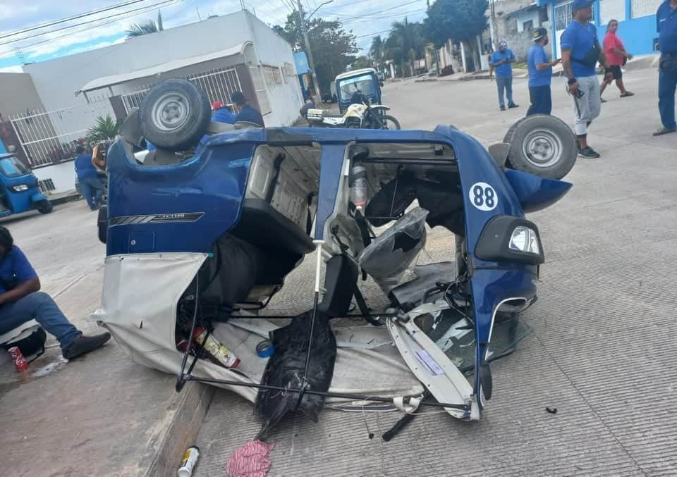 Taxi vuelca a un mototaxi en Cancún y se da a la fuga