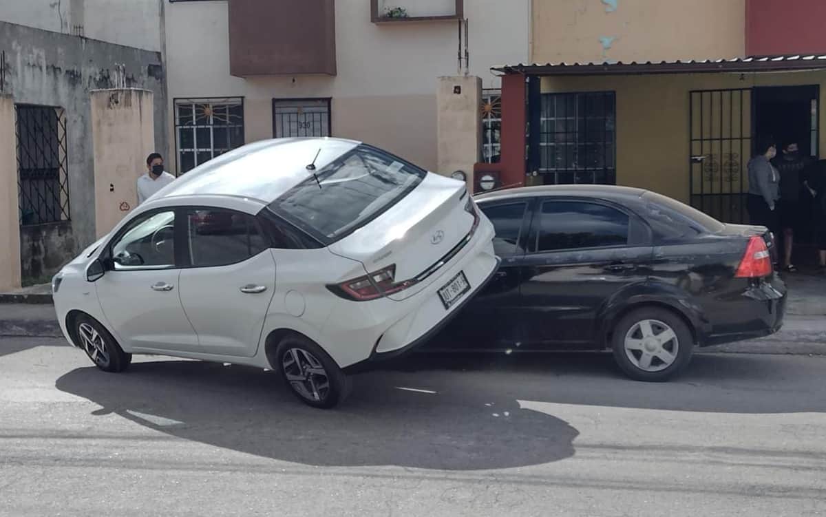 Automóvil acaba montado sobre coche estacionado