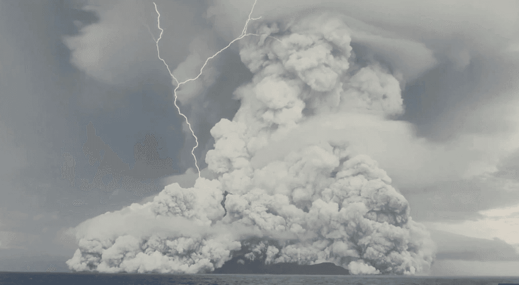 Volcán en Tonga tiene otra “gran erupción” que agrava los daños