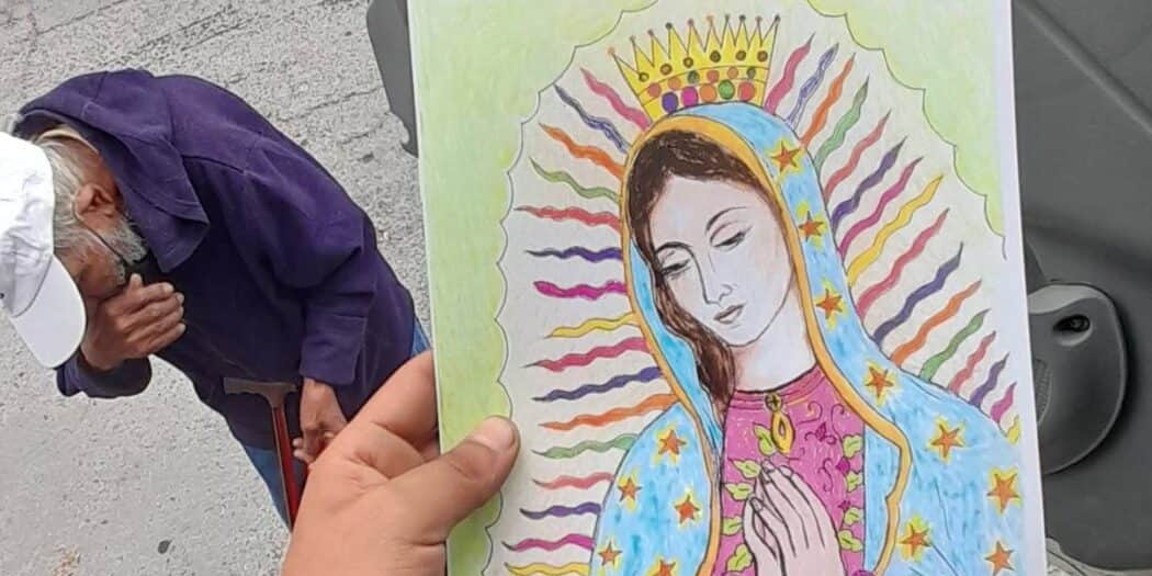 Abuelito vende dibujo de la Virgen de Guadalupe para comprar leche a sus nietos