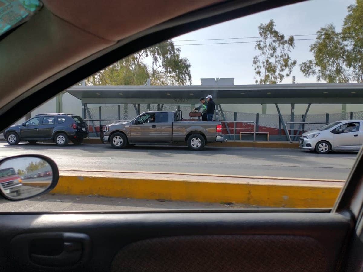 ¡Los norteños no tienen igual! Arman una carnita asada en la fila de la vacuna Covid