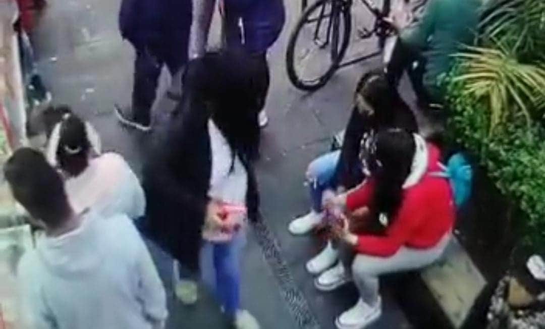 Video: Mujer escupe a dos chicas que se besan por dar 'mal ejemplo' a su hijo