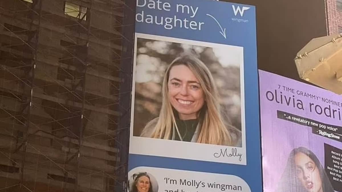 Madre con cáncer paga una valla publicitaria para conseguirle novio a su hija antes de morir