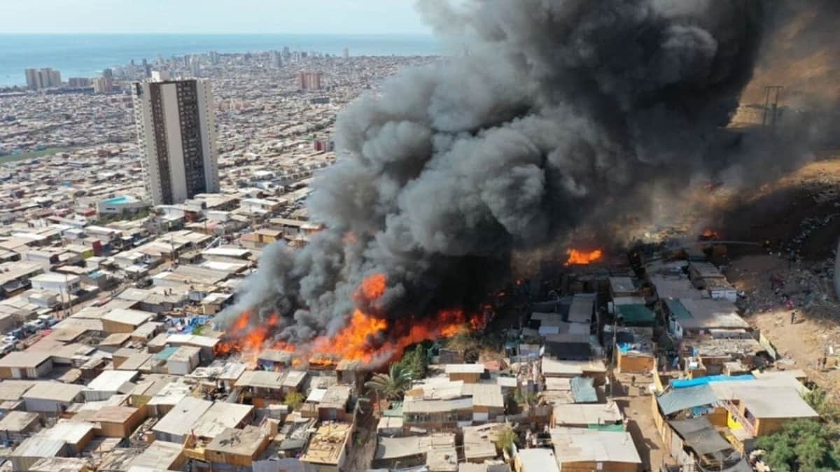 VIDEO: impresionante incendio en Iquique deja al menos 30 viviendas destrozadas