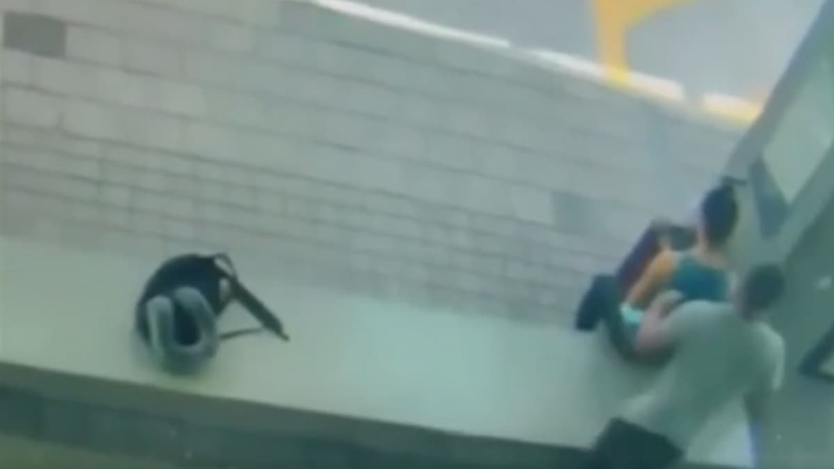 VIDEO: Hombre intenta quitarle la vida a una mujer con los cordones de sus zapatos