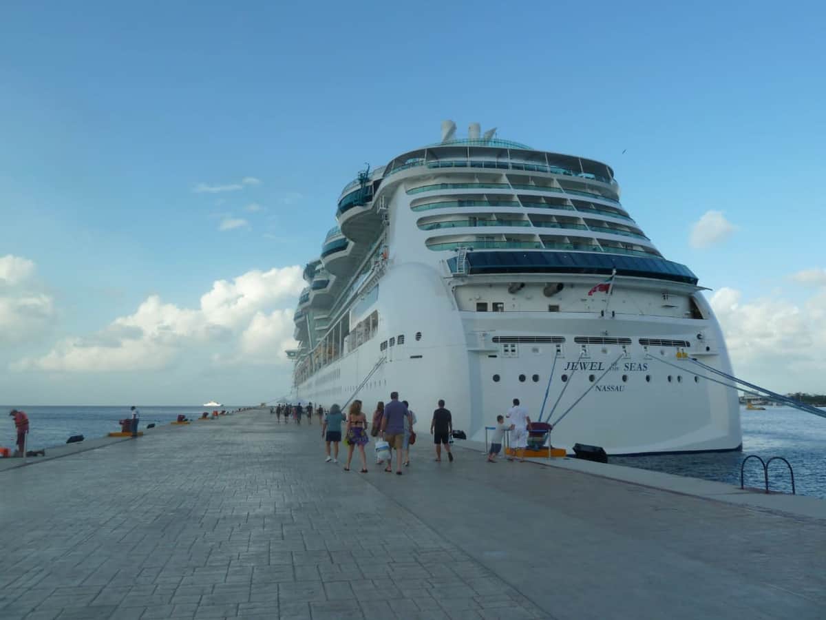 Por rebrote de COVID, cancela Royal Caribbean arribo de dos cruceros a Cozumel