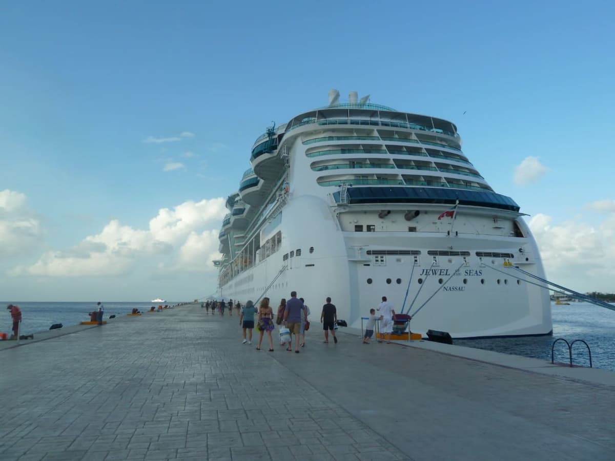 Por rebrote de COVID, cancela Royal Caribbean arribo de dos cruceros a Cozumel