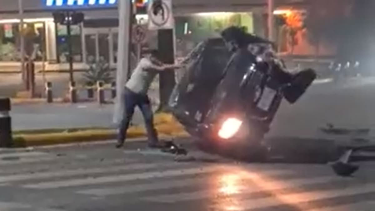 VIDEO: Hombre en Nuevo León levanta solo su auto tras volcarse