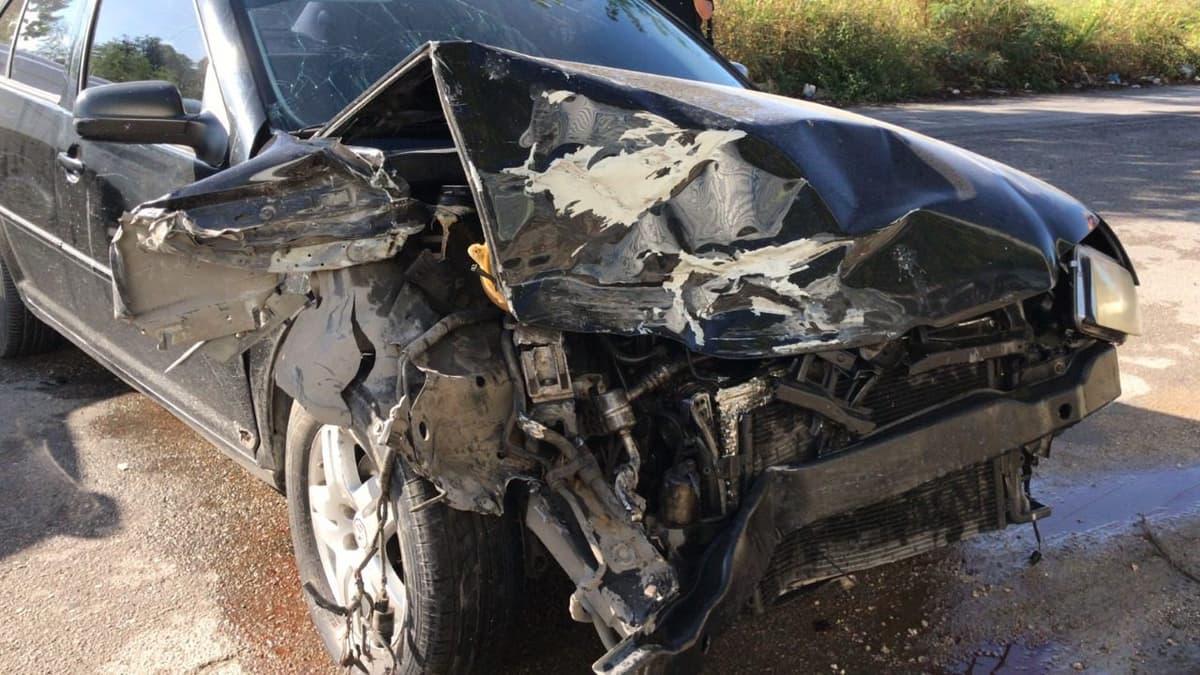 Auto se impacta contra ambulancia en Cancún