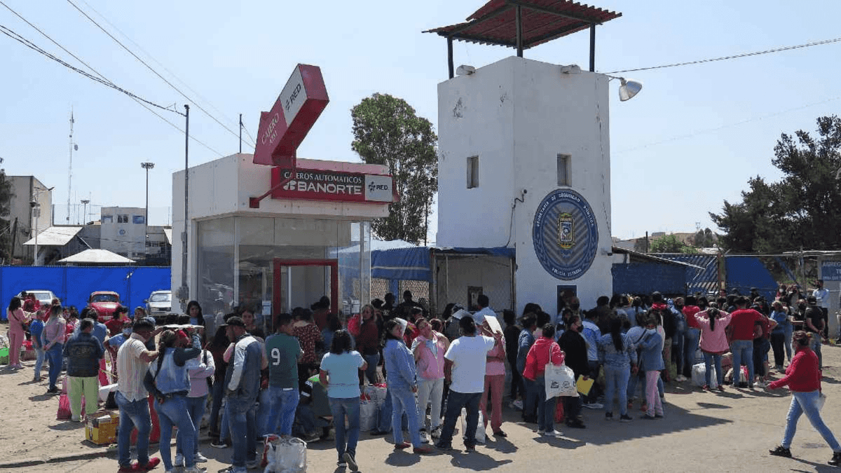Fallecen reos del Penal de Puebla por ingerir alcohol adulterado