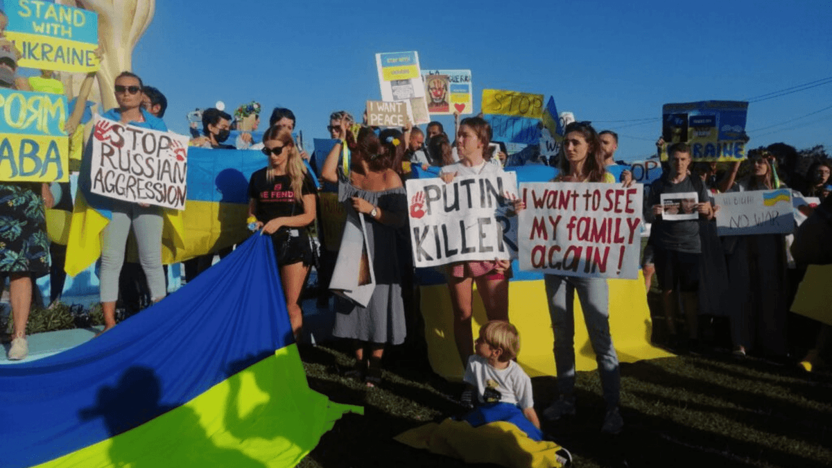 Ucranianos y rusos se unen en Cancún; realizan manifestación pacífica