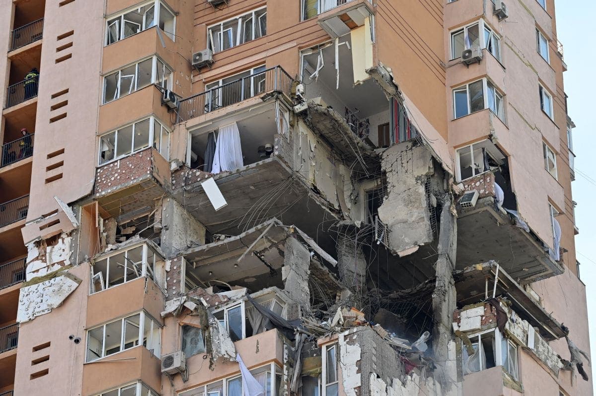 VIDEO: Misil ruso impacta contra edificio residencial de 30 pisos en Kiev