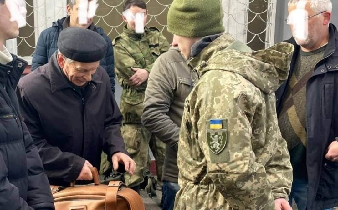 Abuelito de 80 años se une al ejército ucraniano tras invasión rusa: "lo hago por mis nietos", dice