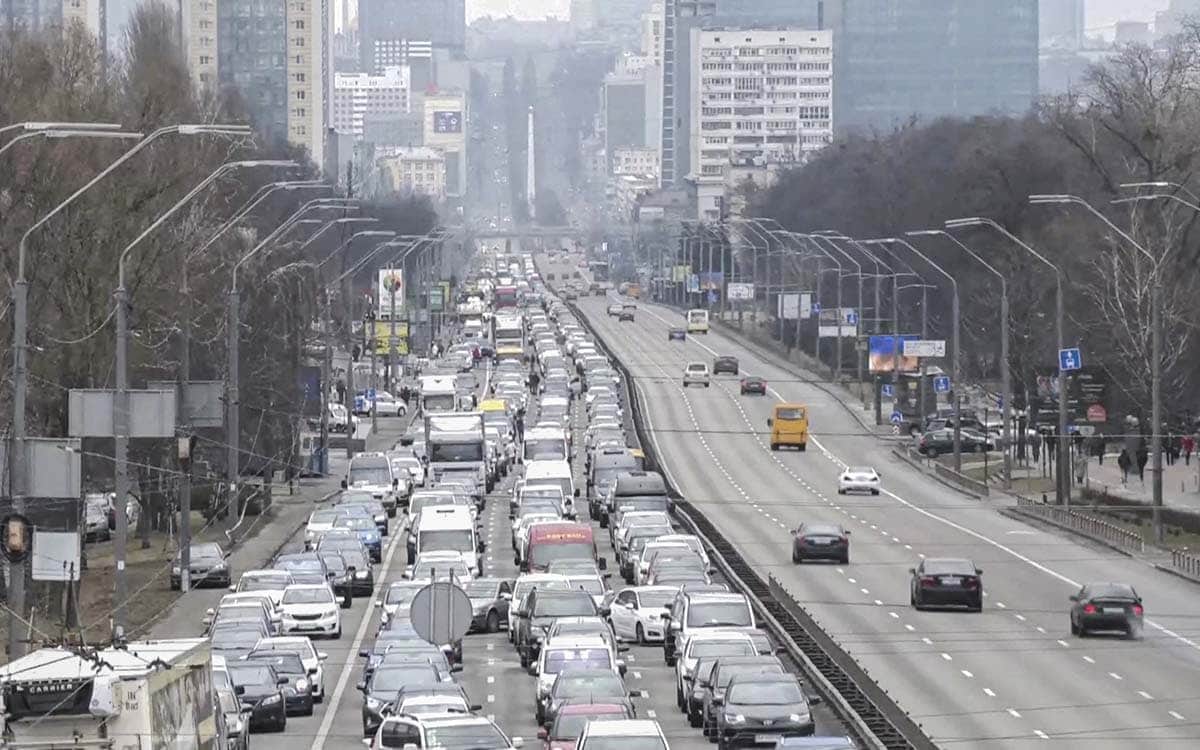Se desata caos en Ucrania, tras invasión rusa: embotellamientos, colas en gasolinerías y evacuaciones apresuradas