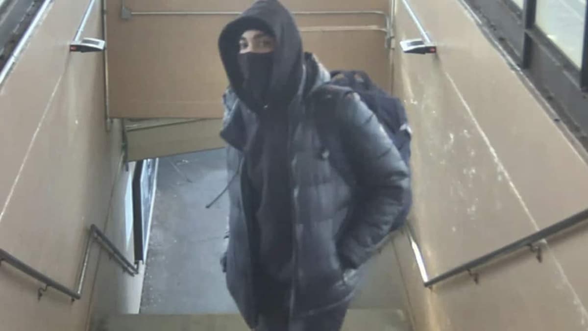 Reconoce a su hijo como el ladrón que asaltó una estación de tren y lo entrega a la policía