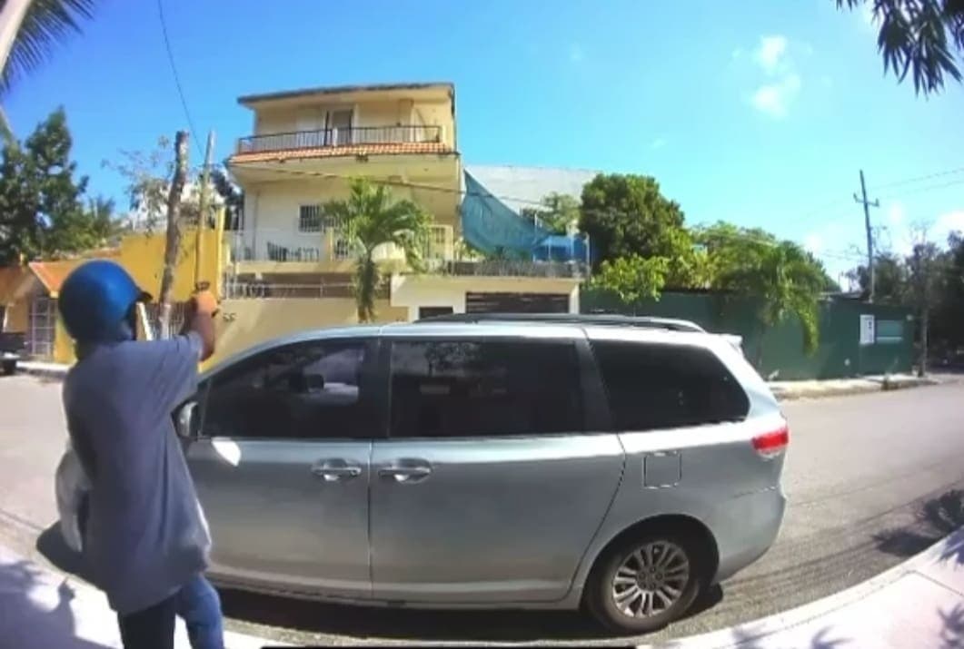 VIDEO: Gatillero dispara contra casa en la colonia ejidal en Playa del Carmen