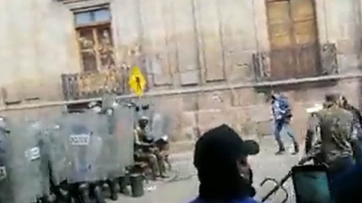 VIDEO: Maestros intentan tomar el Palacio de Gobierno de Michoacán y se enfrentan a la policía