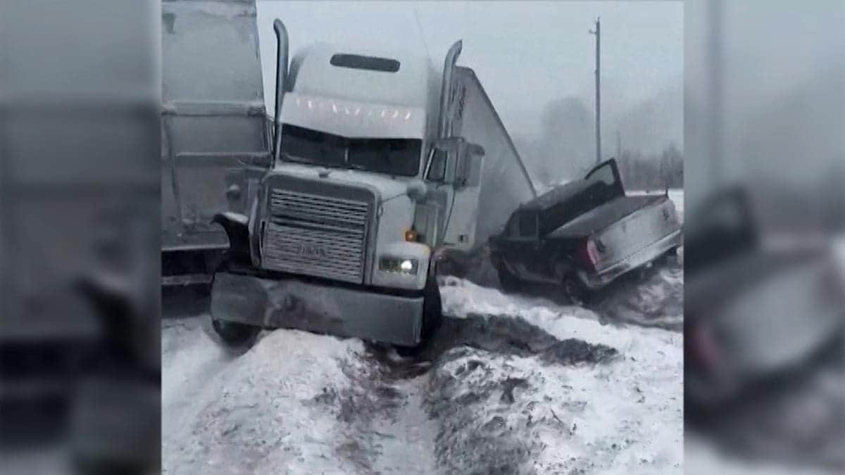 VIDEO: Nevadas provocan choque masivo de al menos 100 autos en Illinois