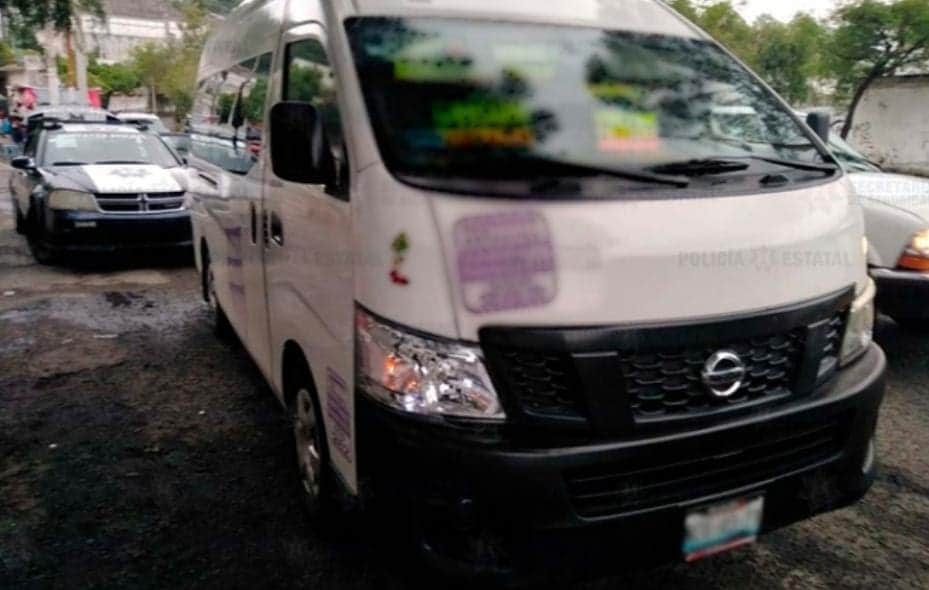 Video: Asaltante de combi es golpeado por pasajeros; llevaba arma de juguete