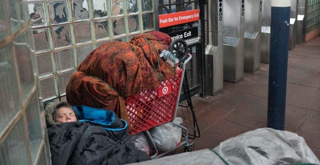 Anuncian plan para retirar a indigentes del metro de Nueva York; “es una llaga cancerosa”, dice alcalde