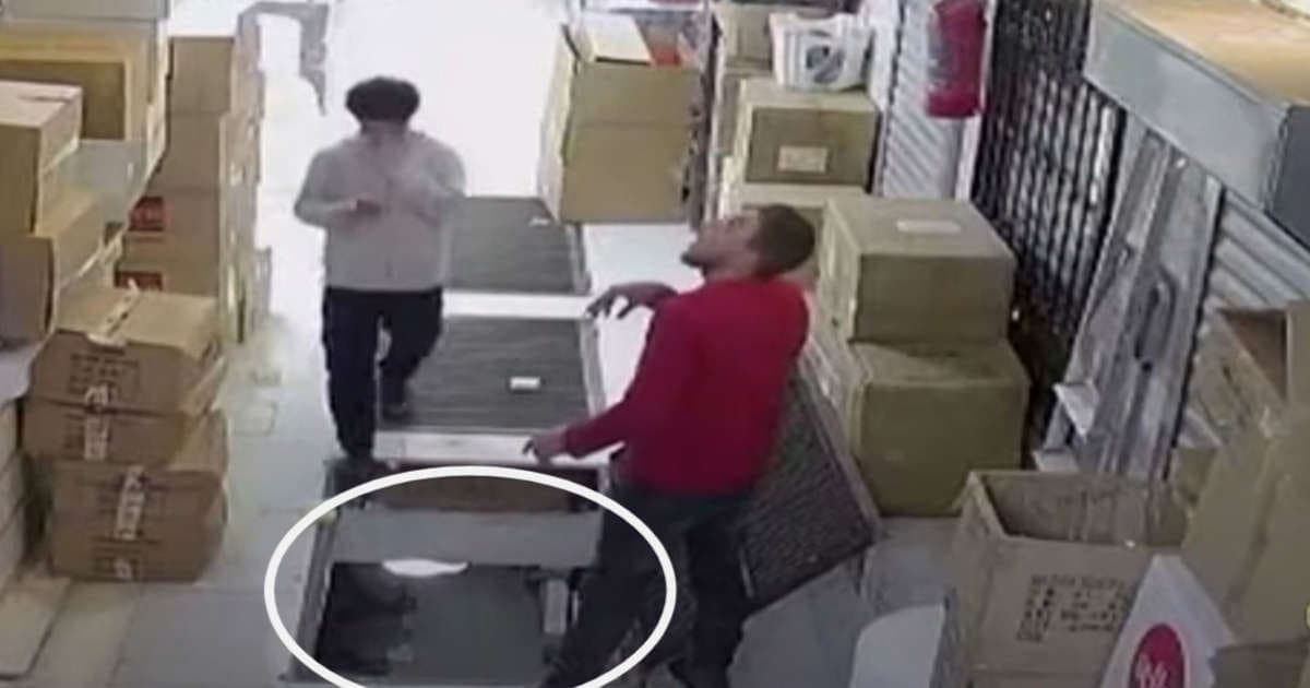 VIDEO: empleado cae en agujero de almacén por distraído en el celular