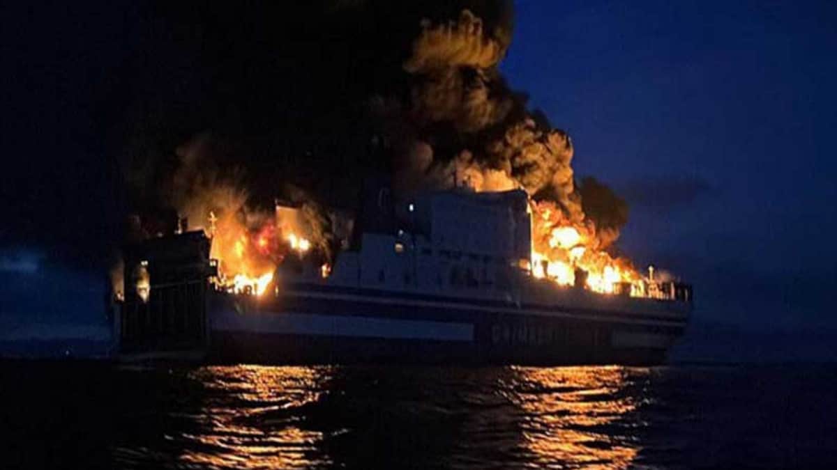 Barco con 291 personas a bordo se incendia en Grecia y hay 12 desaparecidos