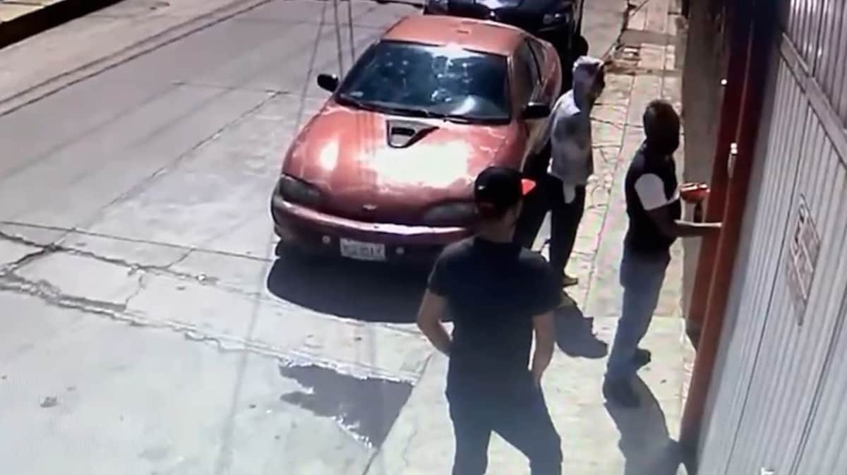 Video muestra a los asesinos del periodista Roberto Toledo en pleno homicidio