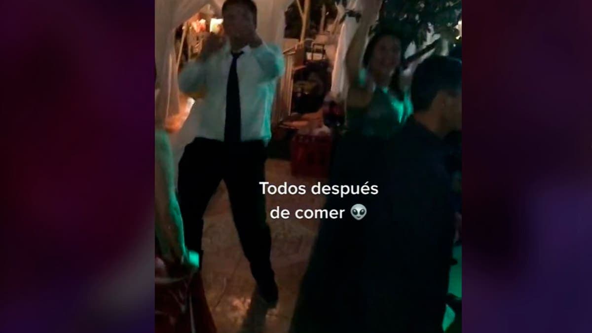 VIDEO: celebran su boda con un 'pastel mágico' y se vuelven virales