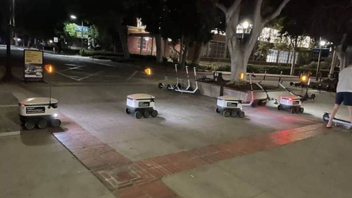 Se atascan robots repartidores de comida en campus de Estados Unidos