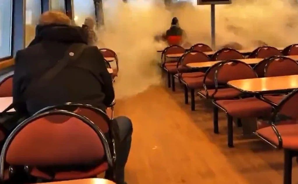 VIDEO: violenta ola rompió ventanales de un ferry y embistió a pasajeros en Alemania durante tormenta