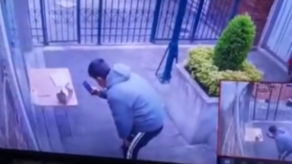 VIDEO: Captan a repartidor de Rappi que 'entrega el pedido', pero las cámaras lo graban huyendo