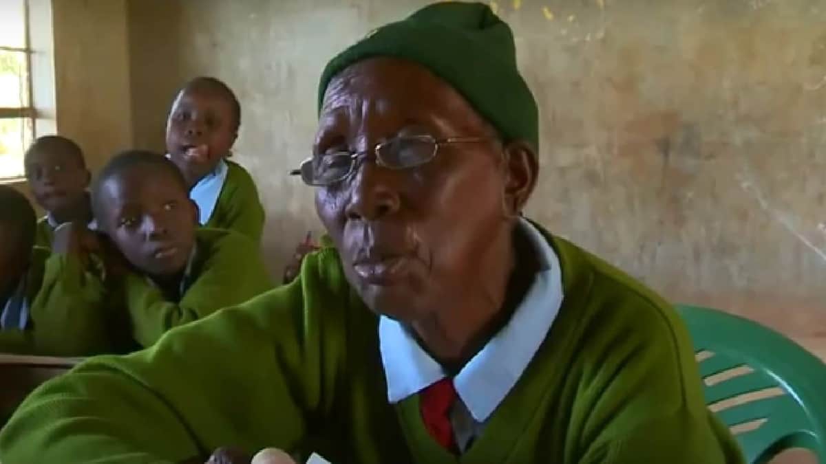 Abuelita de 99 años regresa a la escuela para motivar a su nietos